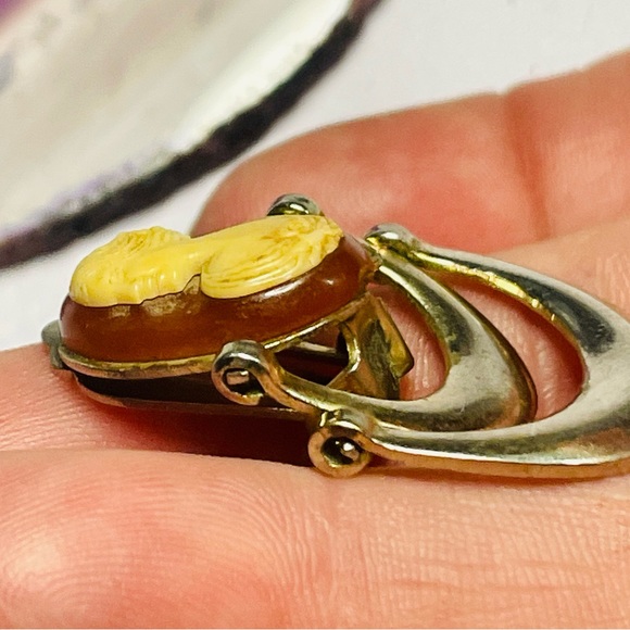 Unique Vtg plastic molded cameo clip on MCM style earrings (1.5x1”) - Picture 6 of 7